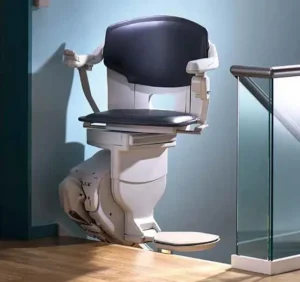 Monte-escalier intérieur classique sur escalier droit avec siège brun