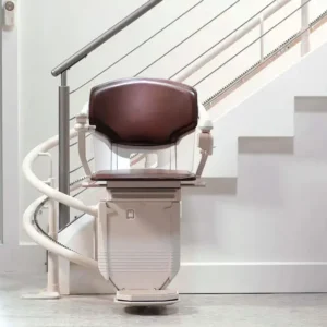 Monte-escalier intérieur sur escalier courbe moderne