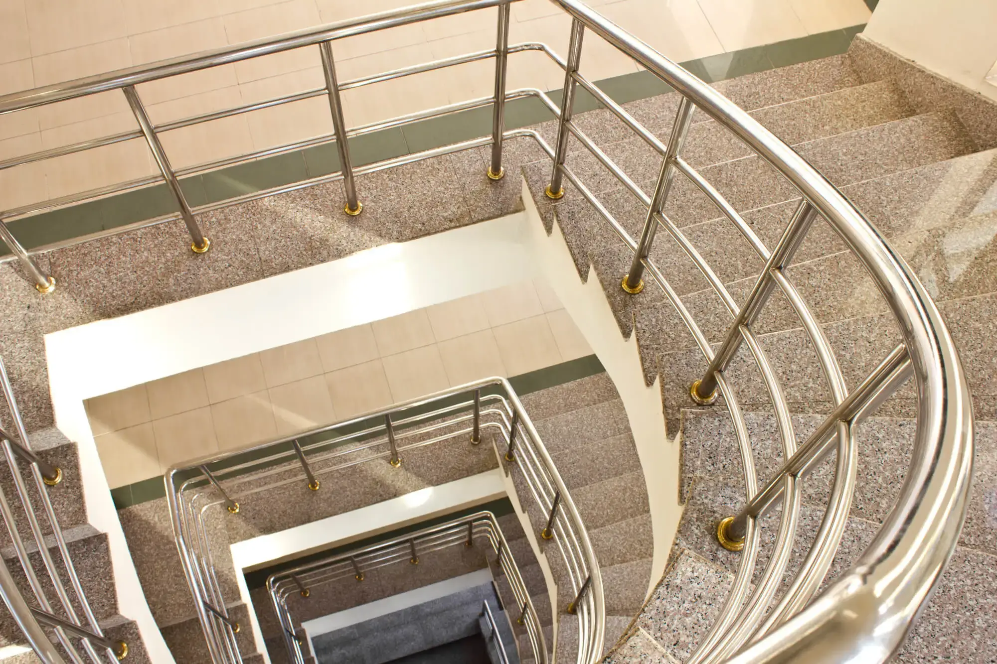 Monte-escalier pour escalier droit ou tournant, intérieur et extérieur