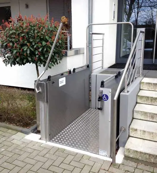 Monte-escalier vertical plateforme élévatrice pour fauteuil roulant dès 8000 euros