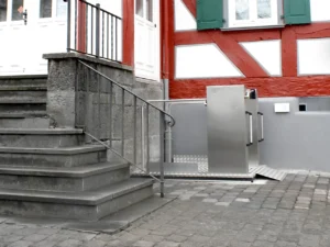 Plateforme élévatrice extérieure installée sur escalier métallique
