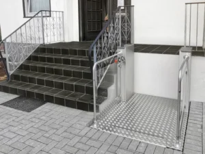 Plateforme élévatrice extérieure devant maison traditionnelle