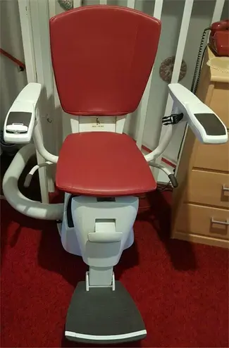 Monte-escalier intérieur moderne avec repose-pieds à Grenoble