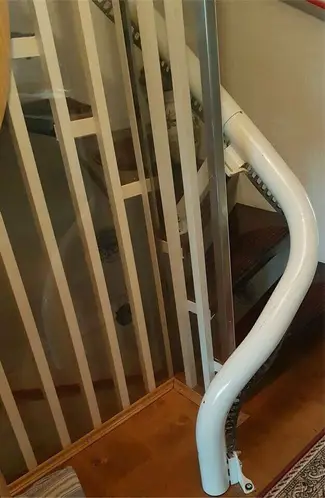 Siège rouge ergonomique d’un monte-escalier tournant à Grenoble