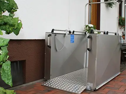 Élévateur vertical courte course (jusqu’à 2 marches) à Noues de Sienne (Calvados)