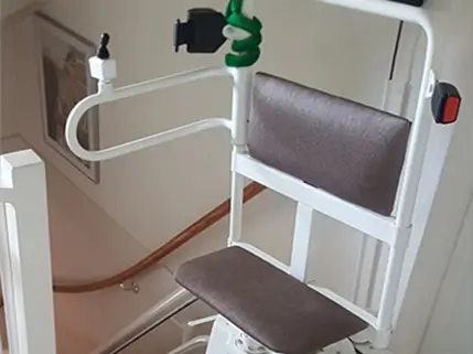 Monte-escalier adossé (hybride entre debout et siège) à Les Loges-en-Josas