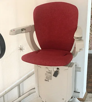 Monte-escalier courbe intérieur sur escalier en pierre à La Croix-Valmer (Provence-Alpes-Côte d'Azur)