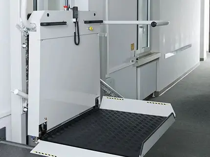 Monte-escalier debout avec poignées et plateforme antidérapante à Mions