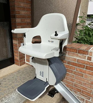 Monte-escalier extérieur à Saint-Urbain – région Pays de la Loire (inox, commandes étanches).