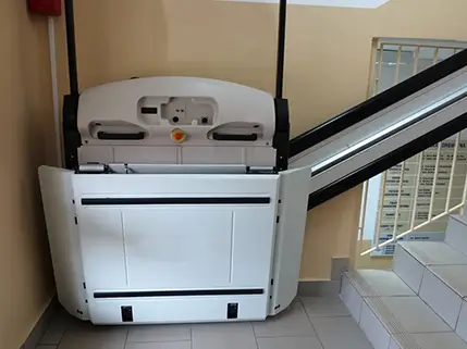 Plateforme élévatrice pour fauteuil roulant à Le Palais-sur-Vienne (Haute-Vienne, Nouvelle-Aquitaine)