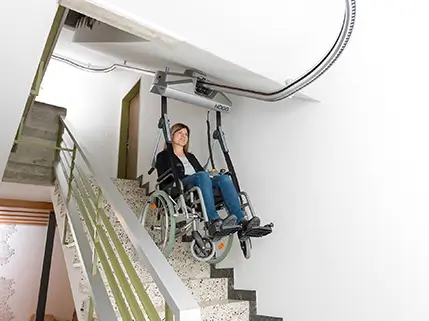 Monte-escalier suspendu fixé au plafond à Taissy – solution compacte